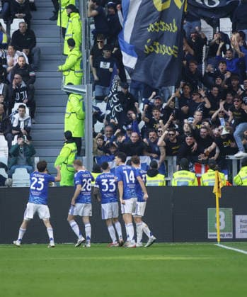 Maxence Caqueret of Como 1907 celebrating with team mates after a goal during the Italian Serie A, 2025 2026 season, football match between Juventus FC and Como 1907 on 21 February 2026 at Allianz Stadium, Turin, Italy. Photo Nderim Kaceli  Copyright: xNderimxKaceli IPAxSportx xipa-agency.netx xx IPA_71822939 IPA_Agency_IPA71822939
