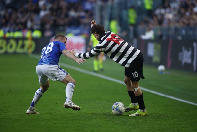 Kenan Yildiz of Juventus FC andIvan Smolcic of Como 1907 during the Italian Serie A, 2025 2026 season, football match between Juventus FC and Como 1907 on 21 February 2026 at Allianz Stadium, Turin, Italy. Photo Nderim Kaceli  Copyright: xNderimxKaceli IPAxSportx xipa-agency.netx xx IPA_71823078 IPA_Agency_IPA71823078
