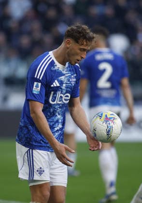 Mergim Vojvoda of Como 1907 during the Italian Serie A, 2025 2026 season, football match between Juventus FC and Como 1907 on 21 February 2026 at Allianz Stadium, Turin, Italy. Photo Nderim Kaceli  Copyright: xNderimxKaceli IPAxSportx xipa-agency.netx xx IPA_71822994 IPA_Agency_IPA71822994
