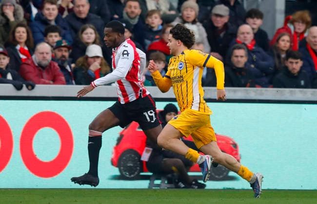 Brentford v Brighton and Hove Albion, London, UK - 21 Feb 2026 Dango Tuatara of Brentford and Ferdi KadÄ±oÄülu of Brighton and Hove Albion during the Premier League match between Brentford and Brighton and Hove Albion at Gtech Community Stadium, London on 21 February 2026 ( London Gtech Community Stadium London England Copyright: xTomxCusden PPAUKx PPA-250122
