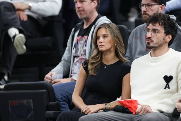 Mats Hummels mit Nicola Cavanis, GER, FC Bayern Basketball vs. BMA365 Bamberg Baskets, Basketball, BBL Pokal, BMW TOP FOUR, Halbfinale, Saison 2025 2026, 21.02.2026, GER, FC Bayern Basketball vs. BMA365 Bamberg Baskets, Basketball, BBL Pokal, BMW TOP FOUR, Halbfinale, Saison 2025 2026, 21.02.2026 Muenchen Copyright: xEibner-Pressefoto JennixMaulx EP_JML