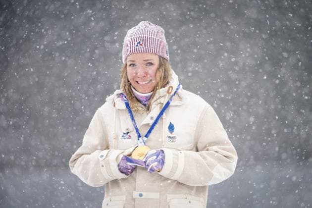 Océane Michelon (FRA) präsentiert ihre Goldmedaille beim 12,5-km-Massenstart der Frauen im Biathlon bei den Olympischen Winterspielen Milano Cortina 2026 in der Südtirol Arena, Antholz-Anterselva, Italien, am 21. Februar 2026. Océane Michelon of France presents her gold medal in the Women s 12.5 km Mass Start biathlon event at the Olympic Winter games, Winterspiele,Spiele, Summer games Milano Cortina 2026 at the Südtirol Arena, Antholz-Anterselva, Italy, on February 21, 2026. *** Océane Michelon FRA presents her gold medal in the Women s 12.5 km Mass Start biathlon event at the Olympic Winter Games Milano Cortina 2026 at the Südtirol Arena, Antholz Anterselva, Italy, on February 21, 2026 Océane Michelon of France presents her gold medal in the Women s 12 5 km Mass Start biathlon event at the Olympic Winter Games Milano Cortina 2026 at the Südtirol Arena, Antholz Anterselva, Italy, on February 21, 2026 Copyright: HMBxMedia MarcxNiemeyer