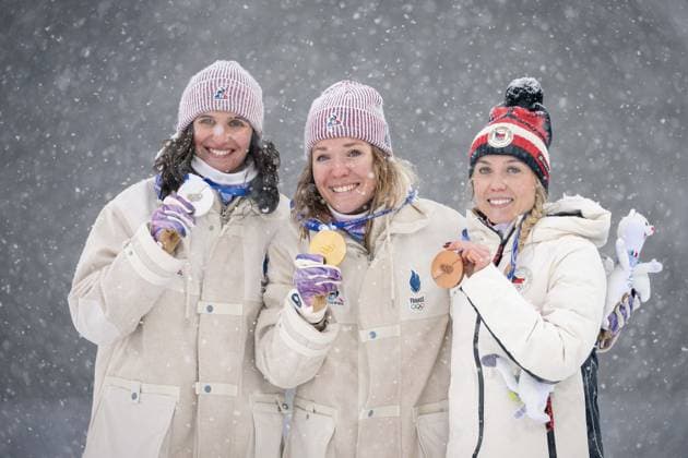 Die Medaillengewinnerinnen beim 12,5-km-Massenstart der Frauen im Biathlon präsentieren ihre Medaillen auf dem Podest bei den Olympischen Winterspielen Milano Cortina 2026 in der Südtirol Arena, Antholz-Anterselva, Italien, am 21. Februar 2026. V.l.: Julia Simon (FRA, Silber), Océane Michelon (FRA, Gold), Tereza Voborníková (CZE, Bronze). The medal winners of the Women s 12.5 km Mass Start biathlon event present their medals on the podium at the Olympic Winter games, Winterspiele,Spiele, Summer games Milano Cortina 2026 at the Südtirol Arena, Antholz-Anterselva, Italy, on February 21, 2026. L-r: Julia Simon (FRA, silver), Océane Michelon (FRA, gold), Tereza Voborníková (CZE, bronze). *** The medal winners of the Women s 12.5 km Mass Start biathlon event present their medals on the podium at the Olympic Winter Games Milano Cortina 2026 at the Südtirol Arena, Antholz Anterselva, Italy, February 21, 2026 V l Julia Simon FRA, Silver , Océane Michelon FRA, Gold , Tereza Voborníková CZE, Bronze The medal winners of the Women s 12 5 km Mass Start biathlon event present their medals on the podium at the Olympic Winter Games Milano Cortina 2026 at the Südtirol Arena, Antholz Anterselva, Italy, on February 21, 2026 L r Julia Simon FRA, silver , Océane Michelon FRA, gold , Tereza Voborníková CZE, bronze Copyright: HMBxMedia MarcxNiemeyer