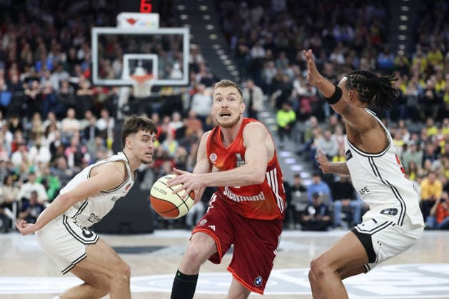 Niels Giffey (FC Bayern Basketball, 05) mit Zachary Ensminger (BMA365 Bamberg Baskets, 01) und Cobe Williams (BMA365 Bamberg Baskets, 24), GER, FC Bayern Basketball vs. BMA365 Bamberg Baskets, Basketball, BBL Pokal, BMW TOP FOUR, Halbfinale, Saison 2025 2026, 21.02.2026, GER, FC Bayern Basketball vs. BMA365 Bamberg Baskets, Basketball, BBL Pokal, BMW TOP FOUR, Halbfinale, Saison 2025 2026, 21.02.2026 Muenchen Copyright: xEibner-Pressefoto JennixMaulx EP_JML