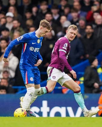 Chelsea v Burnley, Premier League Cole Palmer of Chelsea under pressure from Joe Worrall of Burnley during the Chelsea v Burnley Premier League match at Stamford Bridge, London, England on 21 February 2026 Credit: Dylan Hepworth Every Second Media Editorial use only. All images are copyright Every Second Media Limited. No images may be reproduced without prior permission. All rights reserved. Premier League and Football League images are subject to licensing agreements with Football DataCo Limited. see https: www.football-dataco.com Copyright: xIMAGO EveryxSecondxMediax ESM-1812-0046 DylanxHepworthx xEveryxSecondxMediax