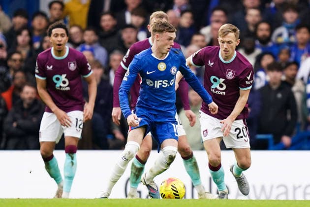 Chelsea v Burnley, Premier League Cole Palmer of Chelsea under pressure from James Ward-Prowse of Burnley during the Chelsea v Burnley Premier League match at Stamford Bridge, London, England on 21 February 2026 Credit: Dylan Hepworth Every Second Media Editorial use only. All images are copyright Every Second Media Limited. No images may be reproduced without prior permission. All rights reserved. Premier League and Football League images are subject to licensing agreements with Football DataCo Limited. see https: www.football-dataco.com Copyright: xIMAGO EveryxSecondxMediax ESM-1812-0049 DylanxHepworthx xEveryxSecondxMediax