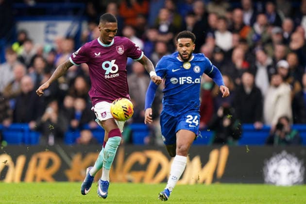 Chelsea v Burnley, Premier League Jaidon Anthony of Burnley under pressure from Reece James of Chelsea during the Chelsea v Burnley Premier League match at Stamford Bridge, London, England on 21 February 2026 Credit: Dylan Hepworth Every Second Media Editorial use only. All images are copyright Every Second Media Limited. No images may be reproduced without prior permission. All rights reserved. Premier League and Football League images are subject to licensing agreements with Football DataCo Limited. see https: www.football-dataco.com Copyright: xIMAGO EveryxSecondxMediax ESM-1812-0050 DylanxHepworthx xEveryxSecondxMediax