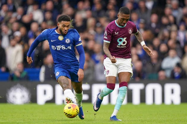 Chelsea v Burnley, Premier League Reece James of Chelsea and Jaidon Anthony of Burnley battling for the ball during the Chelsea v Burnley Premier League match at Stamford Bridge, London, England on 21 February 2026 Credit: Dylan Hepworth Every Second Media Editorial use only. All images are copyright Every Second Media Limited. No images may be reproduced without prior permission. All rights reserved. Premier League and Football League images are subject to licensing agreements with Football DataCo Limited. see https: www.football-dataco.com Copyright: xIMAGO EveryxSecondxMediax ESM-1812-0051 DylanxHepworthx xEveryxSecondxMediax