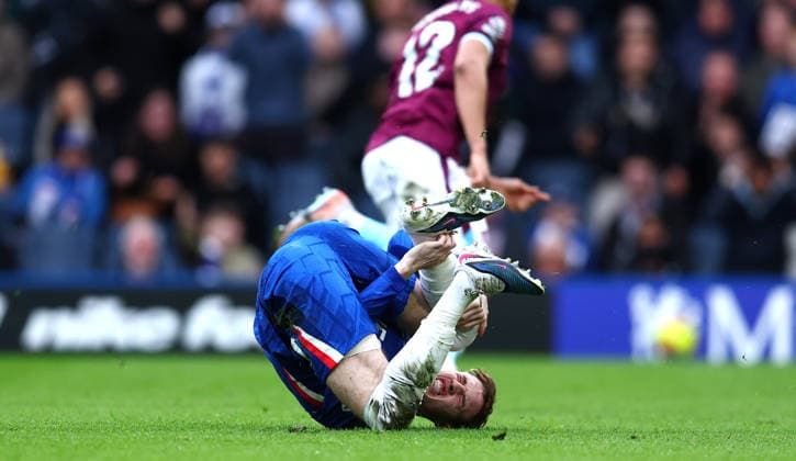 London, England, 21st February 2026. Cole Palmer of Chelsea looks tp be in pain during the Chelsea vs Burnley Premier League match at Stamford Bridge, London. Picture credit should read: Paul Terry Sportimage EDITORIAL USE ONLY. No use with unauthorised audio, video, data, fixture lists, club league logos or live services. Online in-match use limited to 120 images, no video emulation. No use in betting, games or single club league player publications. SPI_025_PT_Chelsea_Burnley SPI-4541-0024