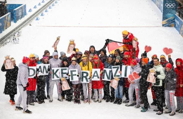 MILANO CORTINA 2026 - OLYMPISCHE WINTERSPIELE - ANTERSELVA - BIATHLON - 12,5KM MASSENSTART FRAUEN ** NUR FÜR REDAKTIONELLE ZWECKE ** EDITORIAL USE ONLY **<p>21 02 2026-Anterselva: Olympische Winterspiele Milano Cortina 2026 Biathlon Anterselva Biathlon Arena - Antholz Event: 12,5km Massenstart Frauen im Foto: Franziska Preuss 13 (GER). mitte. wird nach ihrem letzten Rennen gefeiert. ( Italien Venetien Antholz Copyright: SaschaxFromm *** MILANO CORTINA 2026 OLYMPIC WINTER GAMES ANTERSELVA BIATHLON 12.5KM MASS START WOMEN FOR EDITORIAL PURPOSES ONLY EDITORIAL USE ONLY p 21 02 2026 Anterselva Olympic Winter Games Milano Cortina 2026 Biathlon Anterselva Biathlon Arena Antholz Event 12,5km mass start women in photo Franziska Preuss 13 GER center is celebrated after her last race Italy Veneto Anterselva Copyright SaschaxFromm Copyright: SaschaxFromm doc84oa9oskl5w1jskfmgy0 ,EDITORIAL USE ONLY