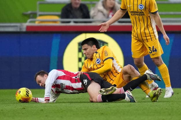 Brentford v Brighton and Hove Albion, Premier League, Football, Gtech Community Stadium, Brentford, London, UK - 21 Feb 2026 Mikkel Damsgaard of Brentford and Diego Gomez of Brighton on the ground. London Gtech Community Stadium Brentford UK, UK NEWSPAPERS OUT Copyright: xSeanxRyanx