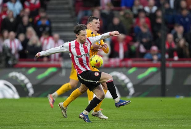 Brentford v Brighton and Hove Albion, Premier League, Football, Gtech Community Stadium, Brentford, London, UK - 21 Feb 2026 Mathias Jensen of Brentford and Pascal Gross of Brighton. London Gtech Community Stadium Brentford UK, UK NEWSPAPERS OUT Copyright: xSeanxRyanx