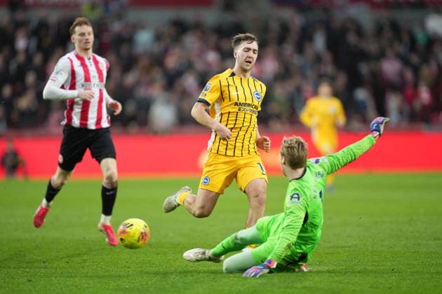 Brentford v Brighton and Hove Albion, Premier League, Football, Gtech Community Stadium, Brentford, London, UK - 21 Feb 2026 Caoimhin Kelleher goalkeeper of Brentford comes out to clear the ball as Jack Hinshelwood of Brighton gets close. London Gtech Community Stadium Brentford UK, UK NEWSPAPERS OUT Copyright: xSeanxRyanx