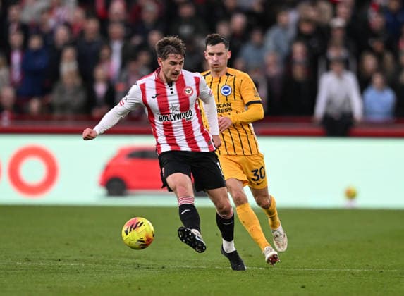 21st February 2026; Gtech Community Stadium, Brentford, London, England; Premier League Football, Brentford versus Brighton and Hove Albion; Yehor Yarmolyuk of Brentford controls the ball under pressure from Pascal Gross of Brighton  SimonxWest Content restricted for UK based newspaper