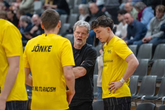 Eric Detlev (Tigers Tuebingen, Head Coach) im Gespraech mit Till Joenke (Tigers Tuebingen, 26) und Kaya Bayram (Tigers Tuebingen, 05). Bayer Giants Leverkusen vs. Tigers Tuebingen, Basketball, Barmer 2. Basketballbundesliga, 24. Spieltag, Saison 2025 2026, 21.02.2026 Bayer Giants Leverkusen vs. Tigers Tuebingen, Basketball, Barmer 2. Basketballbundesliga, Pro A, 24. Spieltag, Saison 2025 2026, 21.02.2026 Leverkusen Copyright: xEibner-Pressefoto ThomasxHaeslerx EP_THR