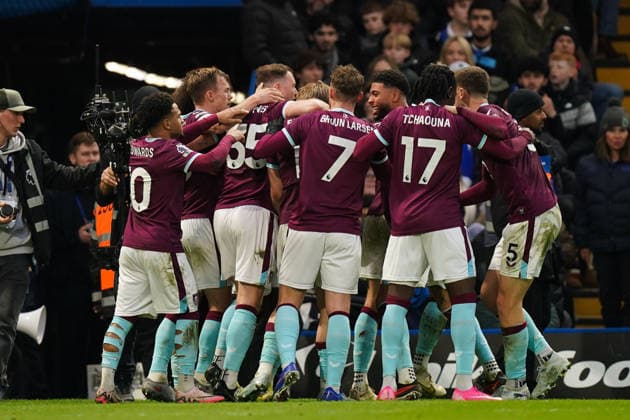 Chelsea v Burnley, Premier League Zian Flemming of Burnley celebrating his goal to make it 1-1 during the Chelsea v Burnley Premier League match at Stamford Bridge, London, England on 21 February 2026 Credit: Dylan Hepworth Every Second Media Editorial use only. All images are copyright Every Second Media Limited. No images may be reproduced without prior permission. All rights reserved. Premier League and Football League images are subject to licensing agreements with Football DataCo Limited. see https: www.football-dataco.com Copyright: xIMAGO EveryxSecondxMediax ESM-1812-0059 DylanxHepworthx xEveryxSecondxMediax