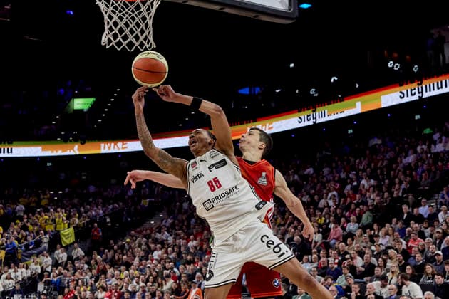 Deutsche Basketball BBL Pokal, FC Bayern München Basketball vs BMA365 Bamberg BASKETS, München FC Bayern Basketball, Bamberg Baskets MBA365, 2026-02-21 in München (SAP Garden) CROWLEY Austin (BMA365 Bamberg BASKETS Shooting Guard (SG) Nr85-BAM85), LUCIC Vladimir (FC Bayern Basketball Small Forward (SF) Nr11-FCBB11) sportworld München SAP Garden Bayern Deutschland