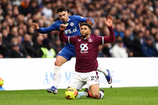 Chelsea v Burnley 21 February 2026, London - Premier League Football - Chelsea v Burnley - Josh Laurent of Burnley and Pedro Neto of Chelsea - Photo: Jacques Feeney Offside. London UK Copyright: xJacquesxFeeneyx xOffsidexOffside