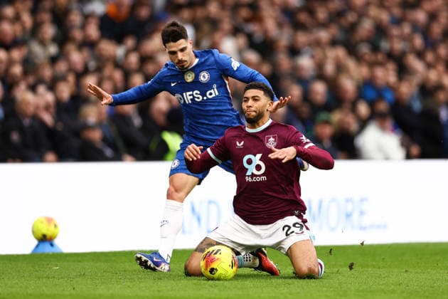 Chelsea v Burnley 21 February 2026, London - Premier League Football - Chelsea v Burnley - Josh Laurent of Burnley and Pedro Neto of Chelsea - Photo: Jacques Feeney Offside. London UK Copyright: xJacquesxFeeneyx xOffsidexOffside