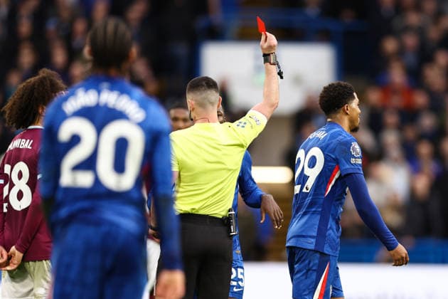 Chelsea v Burnley 21 February 2026, London - Premier League Football - Chelsea v Burnley - Match referee Lewis Smith shows a red card to Wesley Fofana of Chelsea - Photo: Jacques Feeney Offside. London UK Copyright: xJacquesxFeeneyx xOffsidexOffside