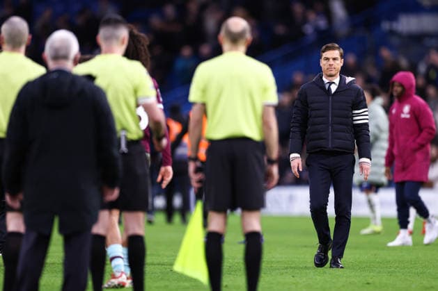 Chelsea v Burnley 21 February 2026, London - Premier League Football - Chelsea v Burnley - Burnley manager Scott Parker approaches the referee after the match - Photo: Jacques Feeney Offside. London UK Copyright: xJacquesxFeeneyx xOffsidexOffside