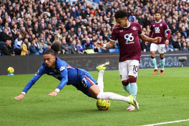 Chelsea v Burnley 21 February 2026, London - Premier League Football - Chelsea v Burnley - Marcus Edwards of Burnley and Malo Gusto of Chelsea - Photo: Jacques Feeney Offside. London UK Copyright: xJacquesxFeeneyx xOffsidexOffside