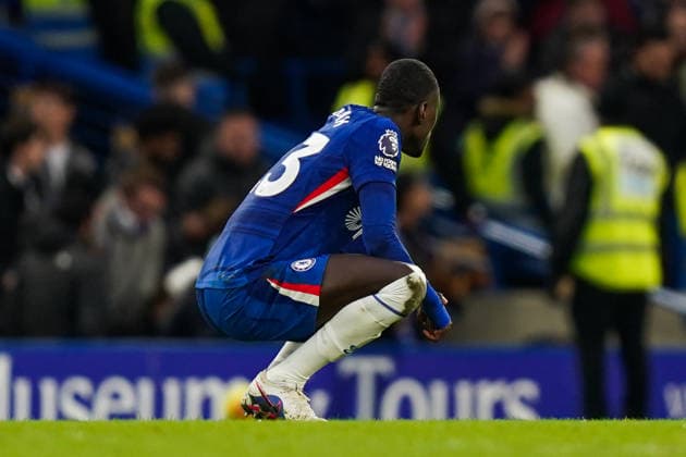 Chelsea v Burnley, Premier League Trevoh Chalobah of Chelsea looks dejected after the Chelsea v Burnley Premier League match at Stamford Bridge, London, England on 21 February 2026 Credit: Dylan Hepworth Every Second Media Editorial use only. All images are copyright Every Second Media Limited. No images may be reproduced without prior permission. All rights reserved. Premier League and Football League images are subject to licensing agreements with Football DataCo Limited. see https: www.football-dataco.com Copyright: xIMAGO EveryxSecondxMediax ESM-1812-0062 DylanxHepworthx xEveryxSecondxMediax