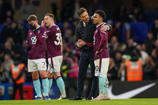 Chelsea v Burnley, Premier League Scott Parker, Manager of Burnley and Marcus Edwards of Burnley after the Chelsea v Burnley Premier League match at Stamford Bridge, London, England on 21 February 2026 Credit: Dylan Hepworth Every Second Media Editorial use only. All images are copyright Every Second Media Limited. No images may be reproduced without prior permission. All rights reserved. Premier League and Football League images are subject to licensing agreements with Football DataCo Limited. see https: www.football-dataco.com Copyright: xIMAGO EveryxSecondxMediax ESM-1812-0067 DylanxHepworthx xEveryxSecondxMediax