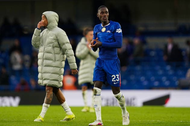 Chelsea v Burnley, Premier League Trevoh Chalobah of Chelsea clapping the fans after the Chelsea v Burnley Premier League match at Stamford Bridge, London, England on 21 February 2026 Credit: Dylan Hepworth Every Second Media Editorial use only. All images are copyright Every Second Media Limited. No images may be reproduced without prior permission. All rights reserved. Premier League and Football League images are subject to licensing agreements with Football DataCo Limited. see https: www.football-dataco.com Copyright: xIMAGO EveryxSecondxMediax ESM-1812-0069 DylanxHepworthx xEveryxSecondxMediax