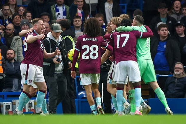 21st February 2026; Stamford Bridge, Chelsea, London, England: Premier League Football, Chelsea versus Burnley; Zian Flemming of Burnley scores and celebrates for 1-1  IanxStephen Content restricted for UK based newspaper