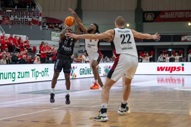 Zweikampf zwischen Jordan Johnson (Tigers Tuebingen, 11) und Kobe Langley (Bayer Giants Leverkusen, 08). Bayer Giants Leverkusen vs. Tigers Tuebingen, Basketball, Barmer 2. Basketballbundesliga, 24. Spieltag, Saison 2025 2026, 21.02.2026 Bayer Giants Leverkusen vs. Tigers Tuebingen, Basketball, Barmer 2. Basketballbundesliga, Pro A, 24. Spieltag, Saison 2025 2026, 21.02.2026 Leverkusen Copyright: xEibner-Pressefoto ThomasxHaeslerx EP_THR
