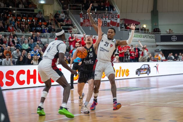 Zweikampf zwischen Loek Wur (Bayer Giants Leverkusen, 04), Till Joenke (Tigers Tuebingen, 26) und John Williams Jr. (Bayer Giants Leverkusen, 21). Bayer Giants Leverkusen vs. Tigers Tuebingen, Basketball, Barmer 2. Basketballbundesliga, 24. Spieltag, Saison 2025 2026, 21.02.2026 Bayer Giants Leverkusen vs. Tigers Tuebingen, Basketball, Barmer 2. Basketballbundesliga, Pro A, 24. Spieltag, Saison 2025 2026, 21.02.2026 Leverkusen Copyright: xEibner-Pressefoto ThomasxHaeslerx EP_THR
