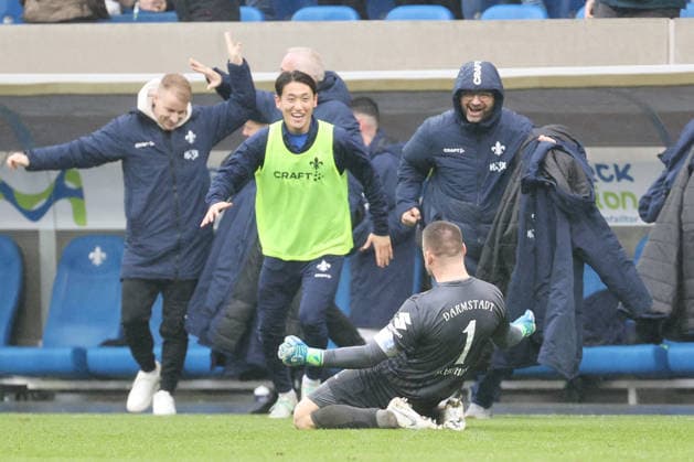 21.02.2026, xtvx, Fussball 2.Bundesliga, SV Darmstadt 98 - Fortuna Duesseldorf v.l. nach dem Spiel, after the match Torwart Marcel Schuhen (SV Darmstadt 98) (DFL DFB REGULATIONS PROHIBIT ANY USE OF PHOTOGRAPHS as IMAGE SEQUENCES and or QUASI-VIDEO) Darmstadt