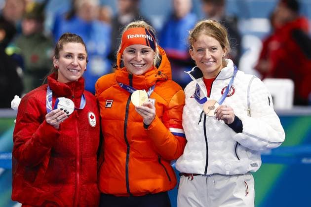 MILAN , 21-02-2026 , Milano Speed skating, Eisschnelllauf Stadium , Olympic Winter games, Winterspiele,Spiele, Summer games 2026 - Speed Skating mass start final ladies, Picture shows Ivanie Blondin (silver) Marijke Groenewoud (gold), Mia Manganello (bronze) Olympic Winter Games 2026 - Speed Skating mass start  x201787808x Copyright: