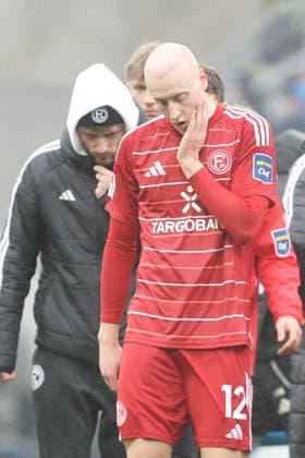 21.02.2026, xtvx, Fussball 2.Bundesliga, SV Darmstadt 98 - Fortuna Duesseldorf v.l. Valgeir Lunddal (Fortuna Duesseldorf) enttaeuscht, enttaeuscht schauend, dissapointed nach dem Spiel, after the match (DFL DFB REGULATIONS PROHIBIT ANY USE OF PHOTOGRAPHS as IMAGE SEQUENCES and or QUASI-VIDEO) Darmstadt