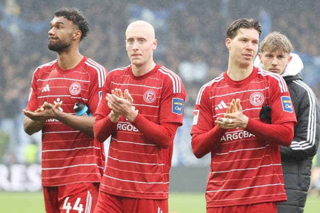 21.02.2026, xtvx, Fussball 2.Bundesliga, SV Darmstadt 98 - Fortuna Duesseldorf v.l. Elias Egouli (Fortuna Duesseldorf) Valgeir Lunddal (Fortuna Duesseldorf) Cedric Itten (Fortuna Duesseldorf) nach dem Spiel, after the match bedankt sich bei den Fans, applauds the fans (DFL DFB REGULATIONS PROHIBIT ANY USE OF PHOTOGRAPHS as IMAGE SEQUENCES and or QUASI-VIDEO) Darmstadt