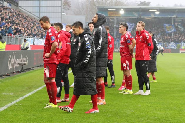 21.02.2026, xtvx, Fussball 2.Bundesliga, SV Darmstadt 98 - Fortuna Duesseldorf v.l. Mannschaft Duesseldorf nach dem Spiel, after the match (DFL DFB REGULATIONS PROHIBIT ANY USE OF PHOTOGRAPHS as IMAGE SEQUENCES and or QUASI-VIDEO) Darmstadt