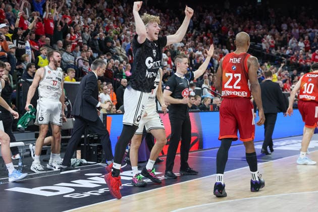 Die Spieler von BMA365 Bamberg Baskets bejubeln den Sieg, Nico Hoellerl (BMA365 Bamberg Baskets, 55), Emotionen, GER, FC Bayern Basketball vs. BMA365 Bamberg Baskets, Basketball, BBL Pokal, BMW TOP FOUR, Halbfinale, Saison 2025 2026, 21.02.2026, GER, FC Bayern Basketball vs. BMA365 Bamberg Baskets, Basketball, BBL Pokal, BMW TOP FOUR, Halbfinale, Saison 2025 2026, 21.02.2026 Muenchen Copyright: xEibner-Pressefoto JennixMaulx EP_JML