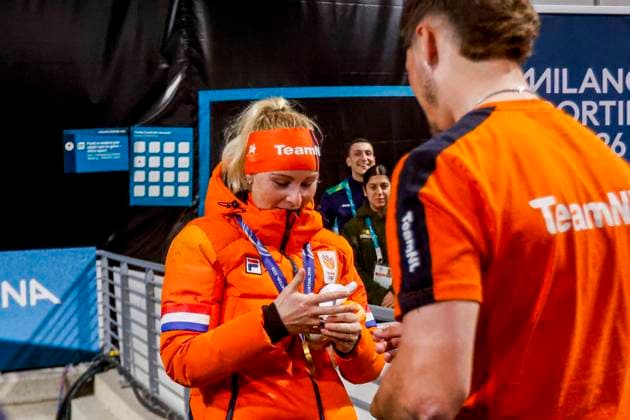 friend Mike Dogterom proposes to Marijke Groenewoud of the Netherlands after Women s Mass Start Final, Milano Cortina 2026 Winter Olympics: Day 15, Speed skating, Eisschnelllauf - Milano Cortina 2026 Winter Olympics: Day 15, Milano Speed Skating Stadium, February 21, 2026, Milan, Italy.