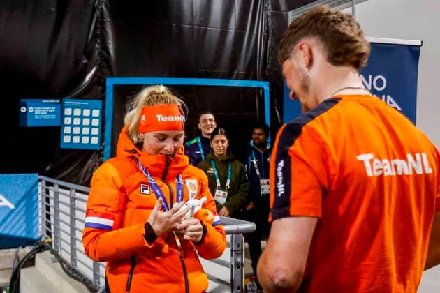 friend Mike Dogterom proposes to Marijke Groenewoud of the Netherlands after Women s Mass Start Final, Milano Cortina 2026 Winter Olympics: Day 15, Speed skating, Eisschnelllauf - Milano Cortina 2026 Winter Olympics: Day 15, Milano Speed Skating Stadium, February 21, 2026, Milan, Italy.