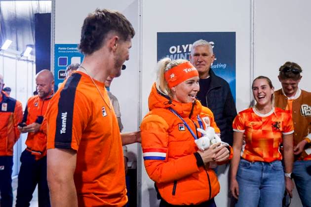 friend Mike Dogterom proposes to Marijke Groenewoud of the Netherlands after Women s Mass Start Final, Milano Cortina 2026 Winter Olympics: Day 15, Speed skating, Eisschnelllauf - Milano Cortina 2026 Winter Olympics: Day 15, Milano Speed Skating Stadium, February 21, 2026, Milan, Italy.
