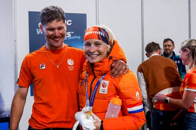friend Mike Dogterom proposes to Marijke Groenewoud of the Netherlands after Women s Mass Start Final, Milano Cortina 2026 Winter Olympics: Day 15, Speed skating, Eisschnelllauf - Milano Cortina 2026 Winter Olympics: Day 15, Milano Speed Skating Stadium, February 21, 2026, Milan, Italy.