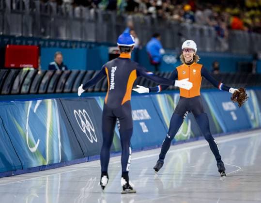 MILAN - Jorrit Bergsma with Stijn van der Bunt after winning the mass start final at the Milan Ice Park during the Winter Olympics in Milan and Cortina d Ampezzo. SEM VAN DER WAL ANP xVIxANPxSportx xxANPxIVx 551379338 originalFilename: 551379338.jpg