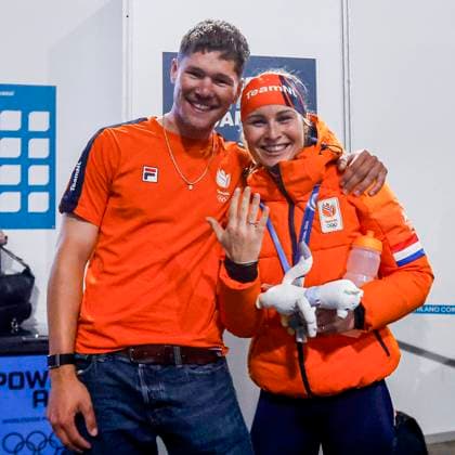 friend Mike Dogterom proposes to Marijke Groenewoud of the Netherlands after Women s Mass Start Final, Milano Cortina 2026 Winter Olympics: Day 15, Speed skating, Eisschnelllauf - Milano Cortina 2026 Winter Olympics: Day 15, Milano Speed Skating Stadium, February 21, 2026, Milan, Italy.