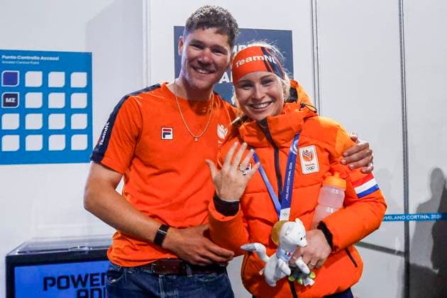 friend Mike Dogterom proposes to Marijke Groenewoud of the Netherlands after Women s Mass Start Final, Milano Cortina 2026 Winter Olympics: Day 15, Speed skating, Eisschnelllauf - Milano Cortina 2026 Winter Olympics: Day 15, Milano Speed Skating Stadium, February 21, 2026, Milan, Italy.