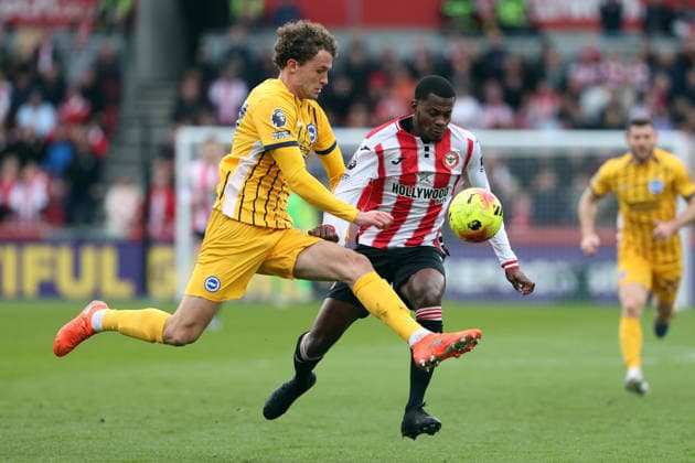 Brentford FC v Brighton & HA 21 February 2026 Brentford - Premier League football - Brentford FC v Brighton & Hove Albion - Mats Wieffer of Brighton & Hove Albion challenges Dango Ouattara of Brentford - (Photo by Mark Leech). Brentford London UK Copyright: xMarkxLeechxOffside