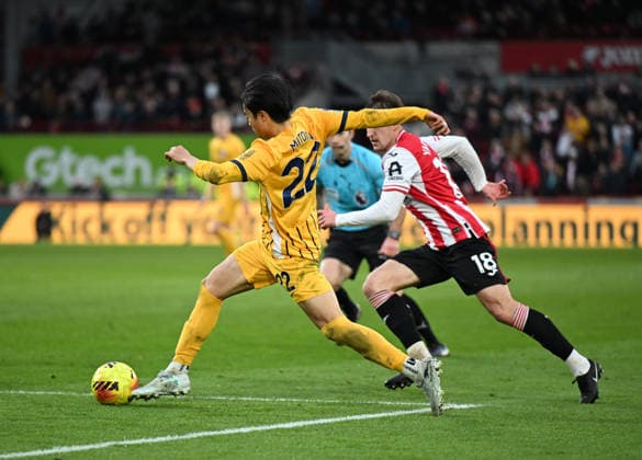 21st February 2026; Gtech Community Stadium, Brentford, London, England; Premier League Football, Brentford versus Brighton and Hove Albion; Kaoru Mitoma of Brighton brings the ball forward  SimonxWest Content restricted for UK based newspaper