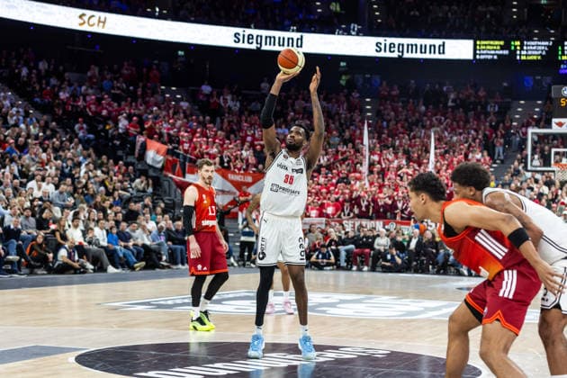 GER, BMW Top Four, Basketball BBL Pokal, Halbfinale, FC Bayern München Basketball - BMA365 Bamberg Baskets. 21.02.2026, SAP Garden, München, GER, BMW Top Four, Basketball BBL Pokal, Halbfinale, FC Bayern München Basketball - BMA365 Bamberg Baskets. Ejiofor Onu (BMA365 Bamberg Baskets, 35) bei einem Freiwurf Foto Alexander Trienitz München SAP Garden Bayern Deutschland