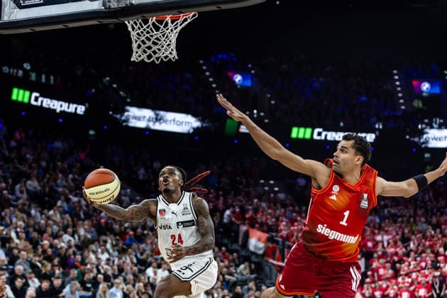 GER, BMW Top Four, Basketball BBL Pokal, Halbfinale, FC Bayern München Basketball - BMA365 Bamberg Baskets. 21.02.2026, SAP Garden, München, GER, BMW Top Four, Basketball BBL Pokal, Halbfinale, FC Bayern München Basketball - BMA365 Bamberg Baskets. Cobe Williams (BMA365 Bamberg Baskets, 24), Oscar da Silva (FC Bayern München Basketball 1) Foto Alexander Trienitz München SAP Garden Bayern Deutschland