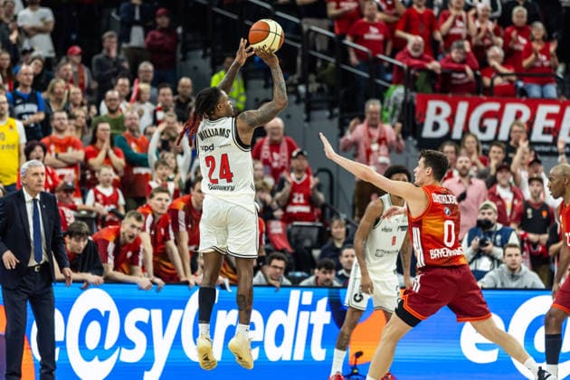 GER, BMW Top Four, Basketball BBL Pokal, Halbfinale, FC Bayern München Basketball - BMA365 Bamberg Baskets. 21.02.2026, SAP Garden, München, GER, BMW Top Four, Basketball BBL Pokal, Halbfinale, FC Bayern München Basketball - BMA365 Bamberg Baskets. Cobe Williams (BMA365 Bamberg Baskets, 24), Nenad Dimitrijevic (FC Bayern München Basketball 0) Foto Alexander Trienitz München SAP Garden Bayern Deutschland